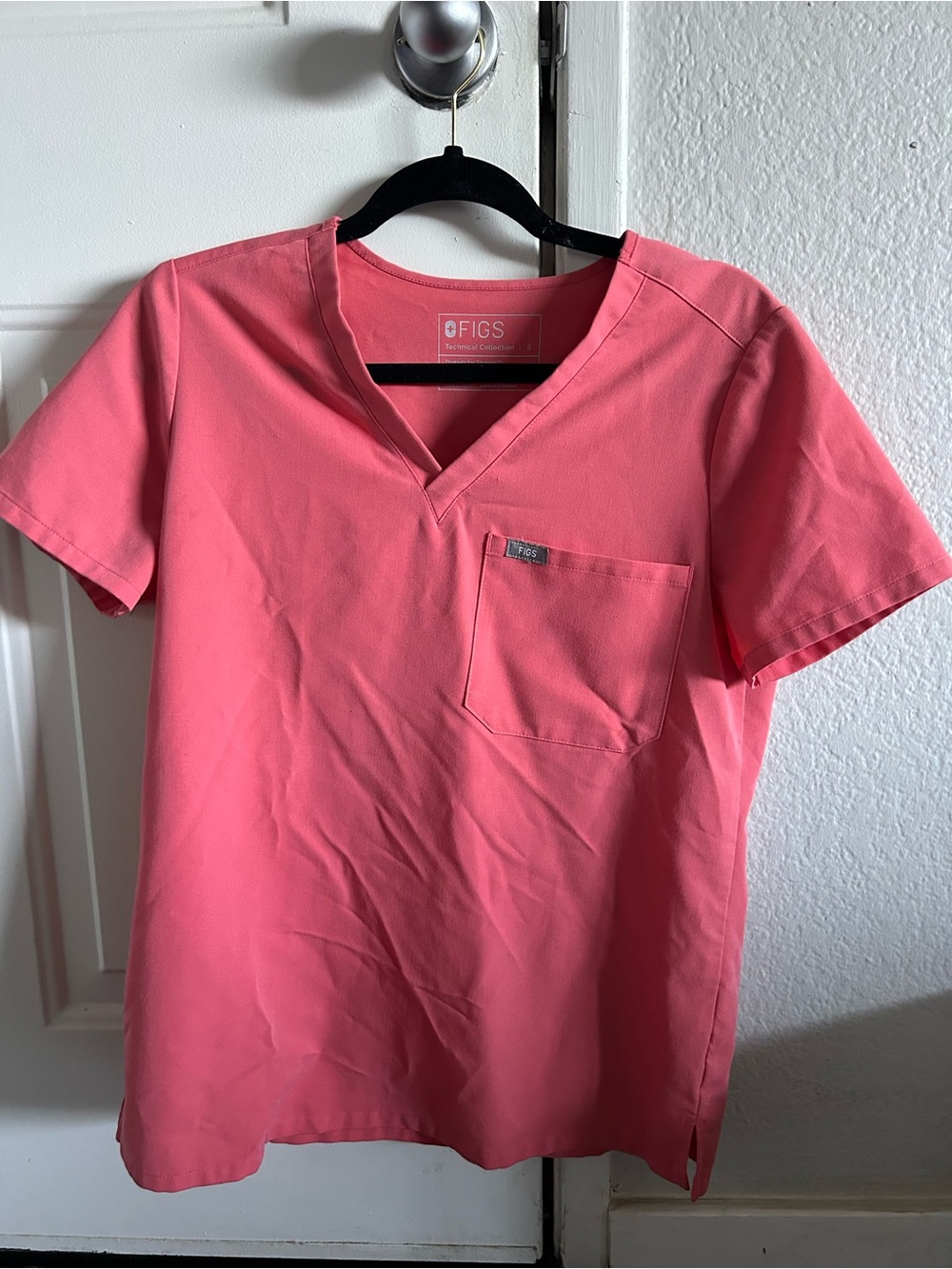 FIGS Coral Catarina One Pocket Short Sleeve Scrub Top